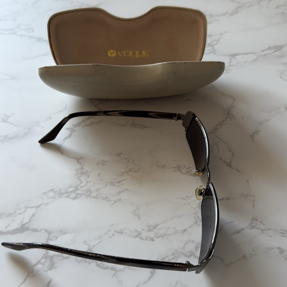 Vogue Black Rectangular Sunglasses - 548 / 6g - image 3